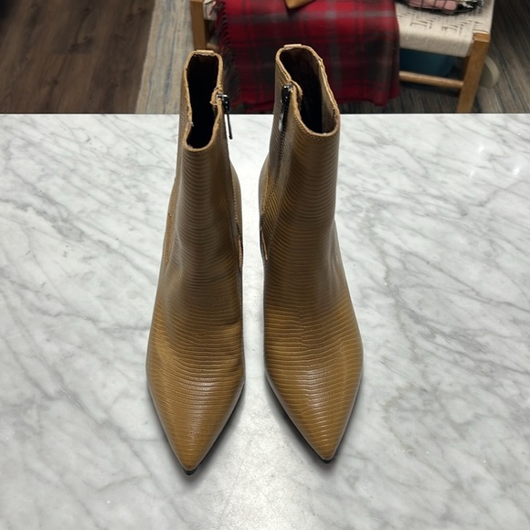 Donald J Pliner Deniz 82 Leather Pointed Toe Ankle Boot NEW Size 7.5 - Picture 2 of 12